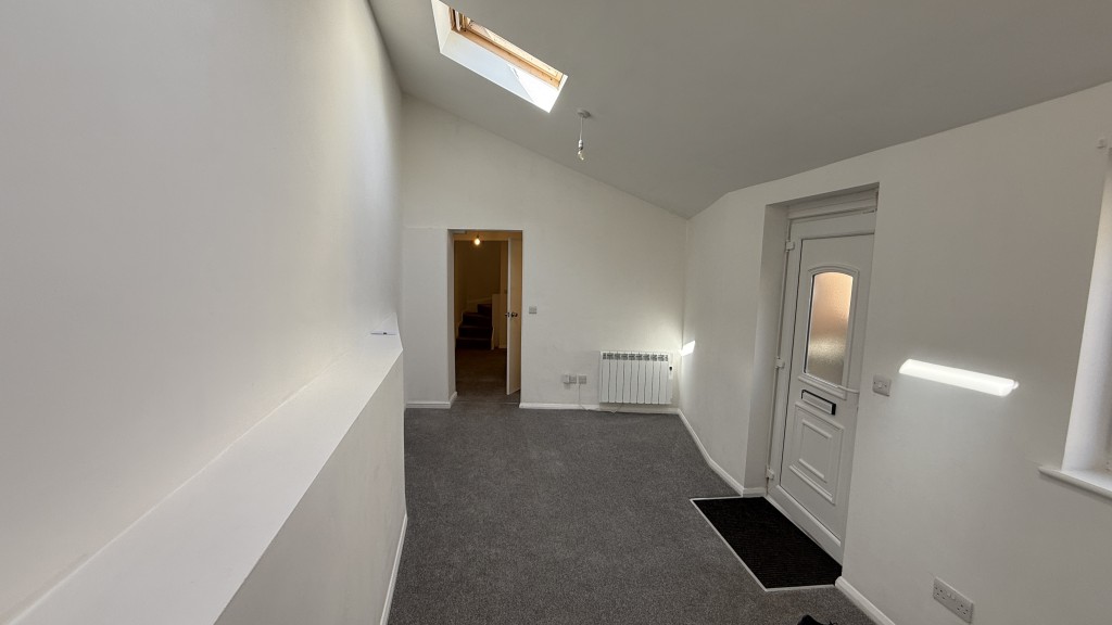 Lot: 157 - FREEHOLD PART VACANT RESIDENTIAL INVESTMENT WITH POTENTIAL INCOME OF £27,000 PER ANNUM - Internal image of basement flat living room